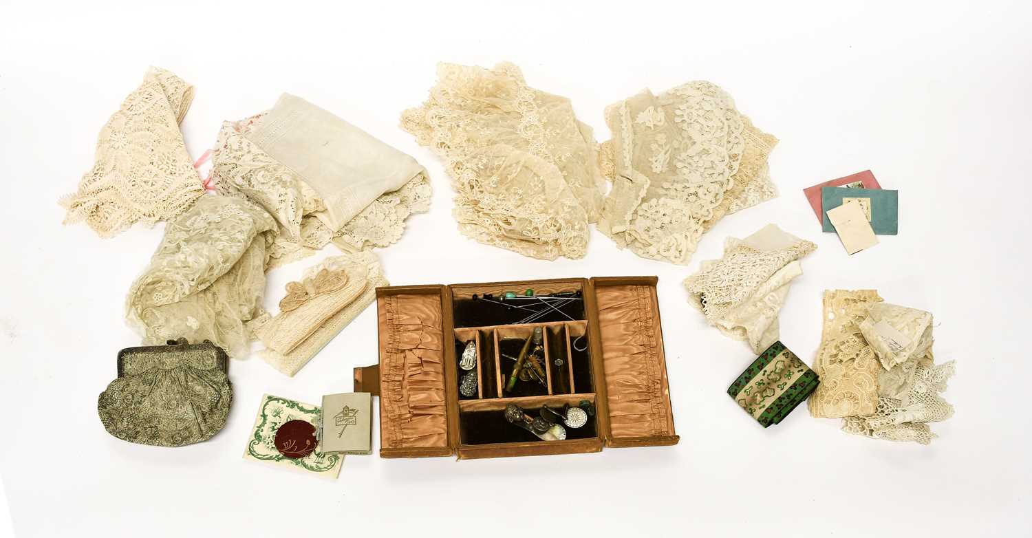 Lot 2137 - Assorted Early 20th Century Lace and...