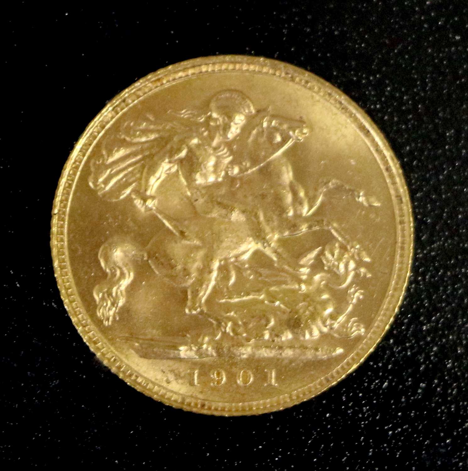 Lot 267 - Victoria, Half Sovereign 1901, obv. old veiled...