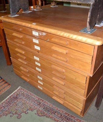 Lot 559 - A nine drawer oak plan chest