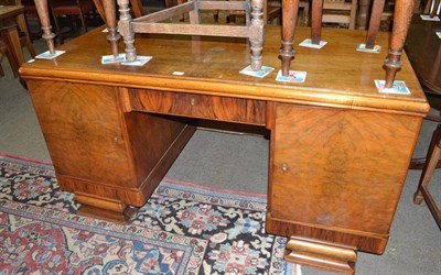 Lot 580 - An early 20th century Continental walnut desk