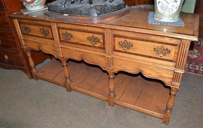 Lot 589 - An oak reproduction dresser