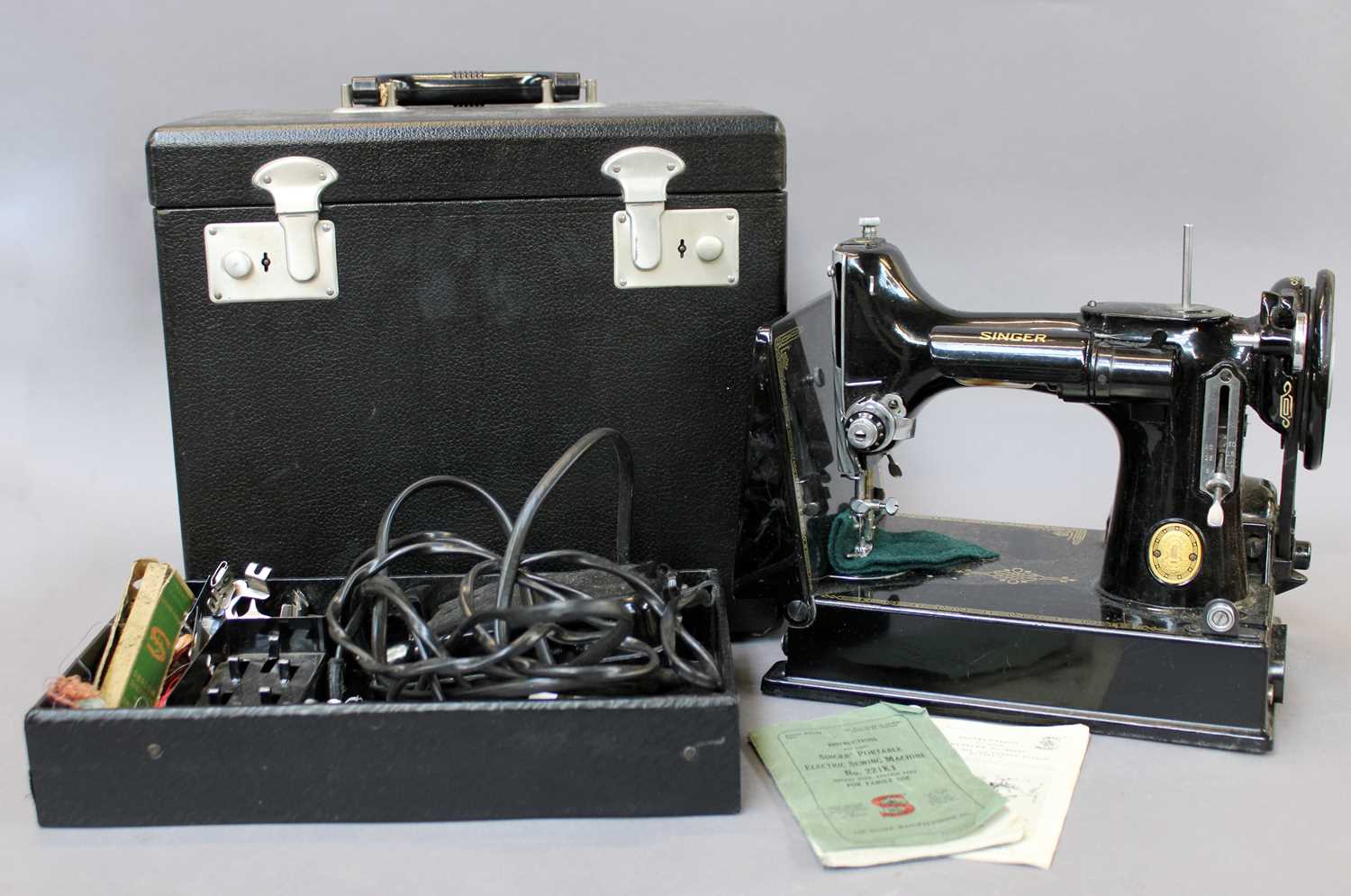 Lot 338 - A Singer Portable Electric Sewing Machine No....