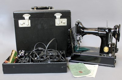 Lot 338 - A Singer Portable Electric Sewing Machine No....