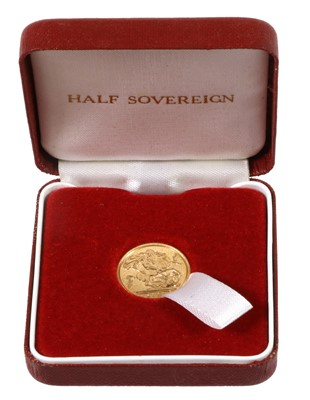 Lot 355 - Elizabeth II, Half Sovereign 2000, obv....