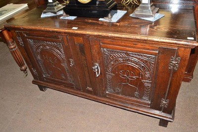 Lot 661 - An 18th century oak chest