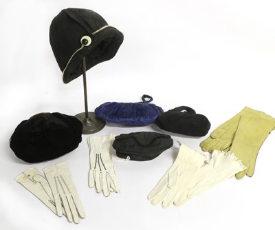 Lot 2168 - Assorted Early 20th Century Millinery and...