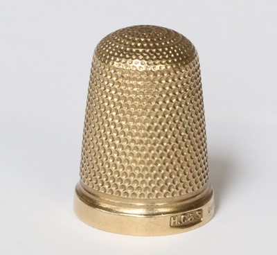 Lot 225 - A 9ct Gold Thimble, London, with engine-turned...