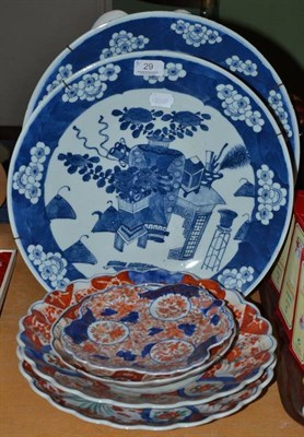Lot 29 - Four Oriental chargers and two Oriental small plates