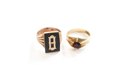 Lot 182 - A 9 Carat Gold Garnet Solitaire Ring, finger...