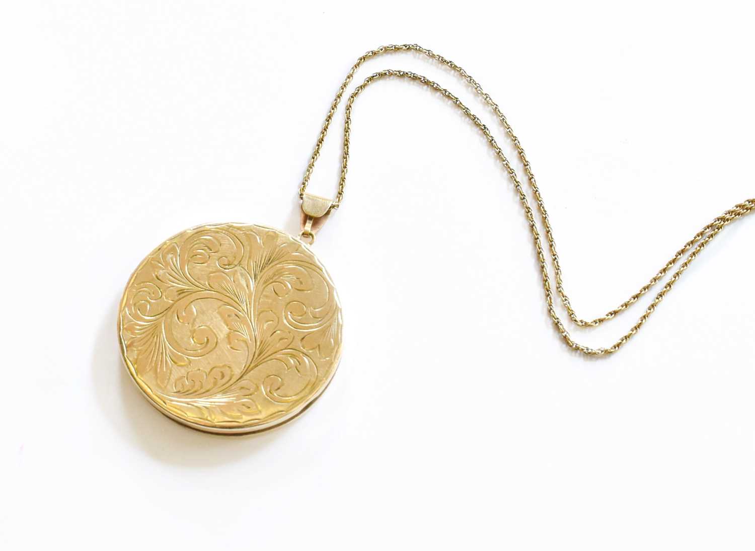 Lot 143 - A 9 Carat Gold Locket on Chain, the circular...