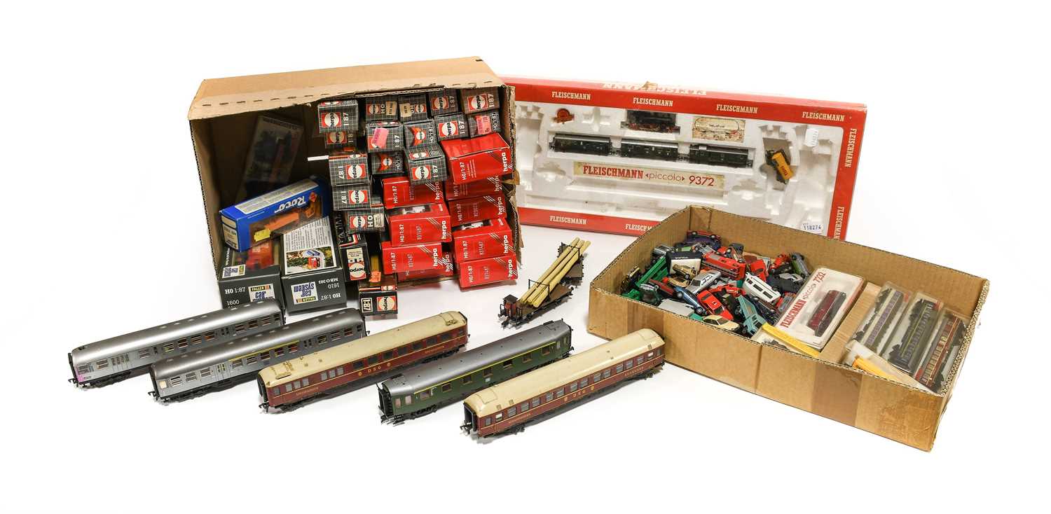 Lot 141 - Fleischmann N Gauge 9372 Passenger Set