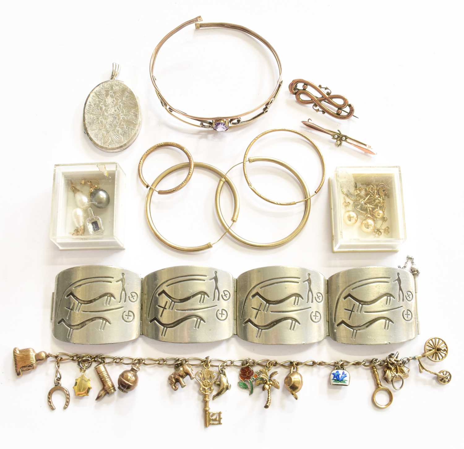 Lot 32 - A Quantity of Jewellery, including a 9 carat...