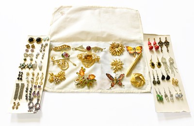 Lot 66 - A Quantity of Costume Jewellery, including...
