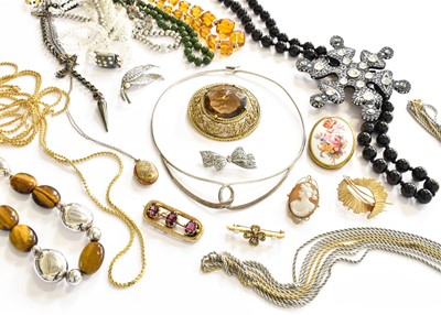 Lot 2 - A Quantity of Jewellery, including a necklace...