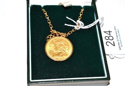 Lot 284 - An Isle of Man coin, loose mounted in a 9ct gold pendant, on a 9ct gold chain