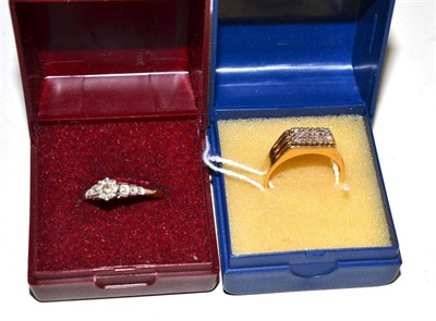 Lot 285 - An 18ct gold diamond set ring and a diamond solitaire ring (2)