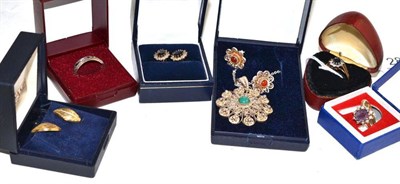 Lot 286 - Assorted 9ct gold jewellery and other rings, earrings etc