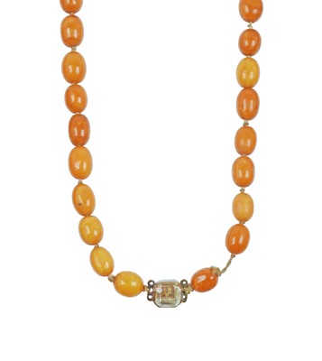 Lot 2087 - An Amber Bead Necklace the thirty-seven amber...