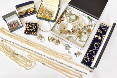 Lot 129 - A Quantity of Costume Jewellery, including...