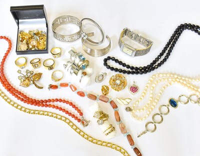 Lot 132 - A Quantity of Costume Jewellery, including...