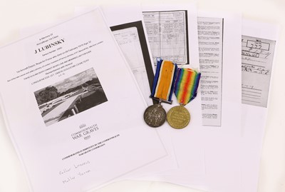Lot 25 - A First World War Pair, awarded to 33555....