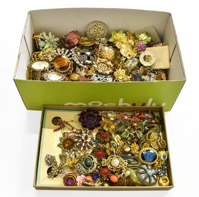 Lot 234 - A Quantity of Costume Jewellery, including...