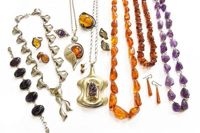 Lot 200 - A Quantity of Jewellery, including amber and...