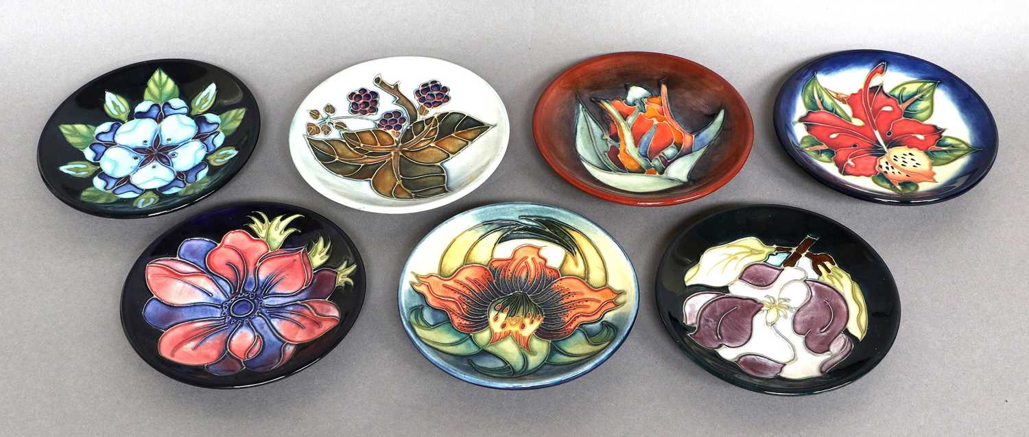 Lot 160 - Moorcroft, seven contemporary dishes, boxed,...
