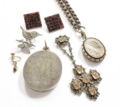 Lot 100 - A Quantity of Jewellery, including a paste...