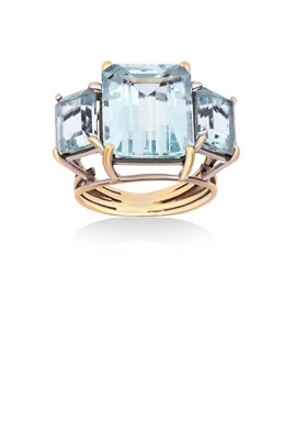 Lot 2206 - An Aquamarine Three Stone Ring the graduated...