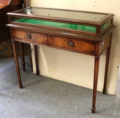 Lot 1173 - A 20th Century Mahogany Side/Display Cabinet