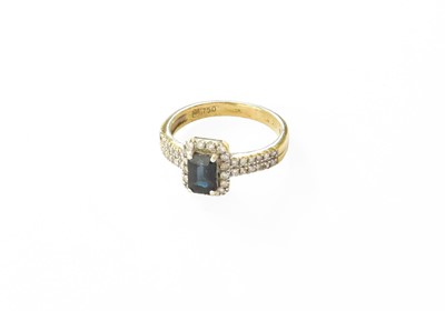 Lot 121 - A Sapphire and Diamond Cluster Ring, the...
