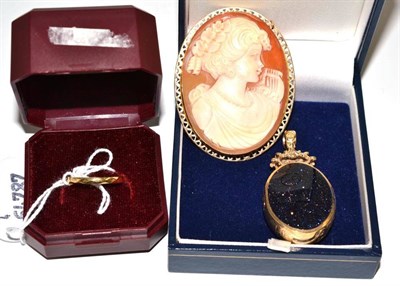 Lot 11 - A 9ct gold cameo brooch/pendant, a 9ct gold fob and an 18ct gold band ring