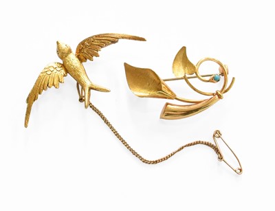 Lot 32 - A Swallow Brooch, stamped '15CT', length 4.9cm;...