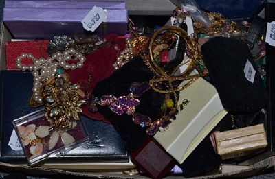 Lot 119 - A quantity of costume jewellery