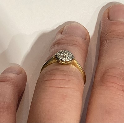 Lot 56 - A Diamond Cluster Ring, stamped '18CT', finger...