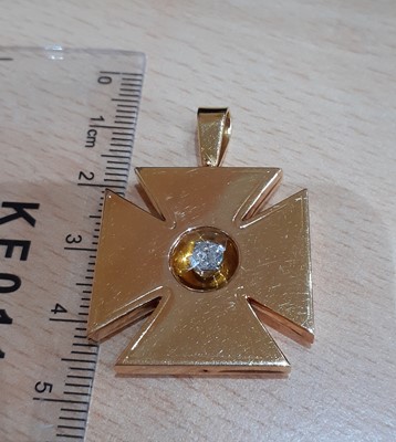 Lot 2084 - A Diamond Pendant realistically modelled as a...