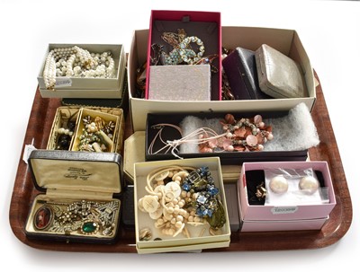 Lot 123 - A Quantity of Costume Jewellery, including...