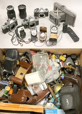 Lot 171 - Various Cameras And Related Items