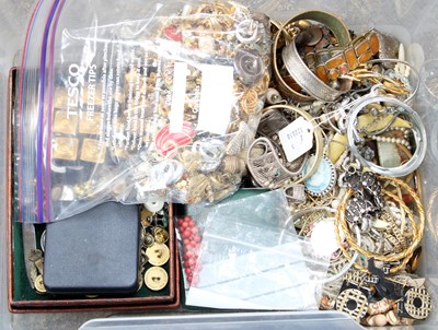 Lot 138 - A Quantity of Costume Jewellery, including...