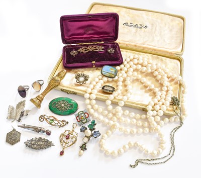 Lot 282 - A Quantity of Jewellery, including a garnet...