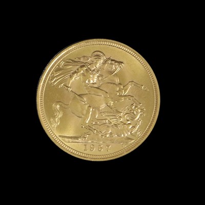 Lot 229 - Elizabeth II, Sovereign 1957, obv. Gillick...