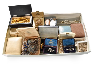 Lot 202 - A Quantity of jewellery, including a cameo...