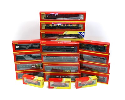 Lot 152 - Hornby (China) OO Gauge Various Coaches