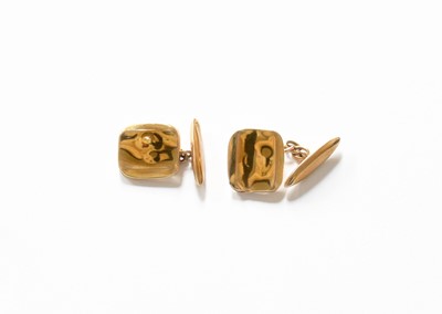 Lot 178 - A Pair of Chain Linked Cufflinks, stamped '18K'