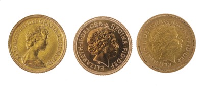 Lot 255 - 3x Elizabeth II, Half Sovereigns, 1982, Very...