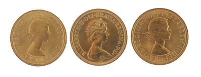 Lot 230 - 3x Elizabeth II Sovereigns, 1958, 1965 and...