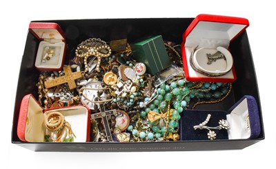 Lot 194 - A Quantity of Costume Jewellery, including an...