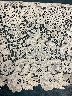 Lot 2078 - Late 19th/Early 20th Century Honiton Lace...