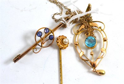 Lot 117 - An Edwardian blue zircon pendant on chain, a bar brooch and a stick pin